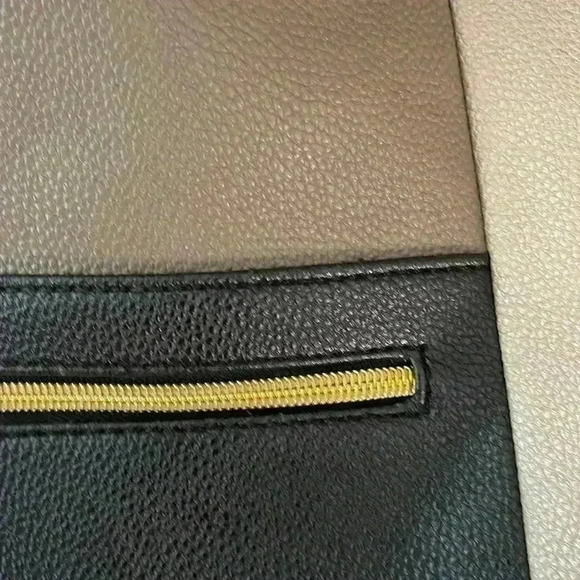 Kenneth Cole reaction gently used purse. - Picture 3 of 7